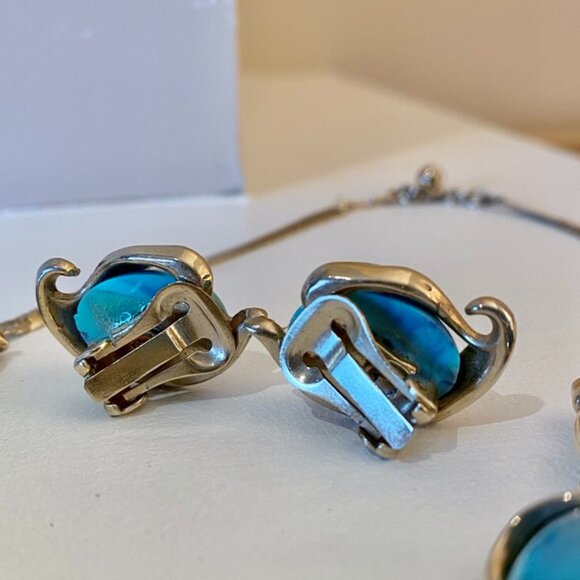 Vintage 60s Oceanic Aqua Acrylic Cabochon in Gold Necklace - Picture 4 of 10